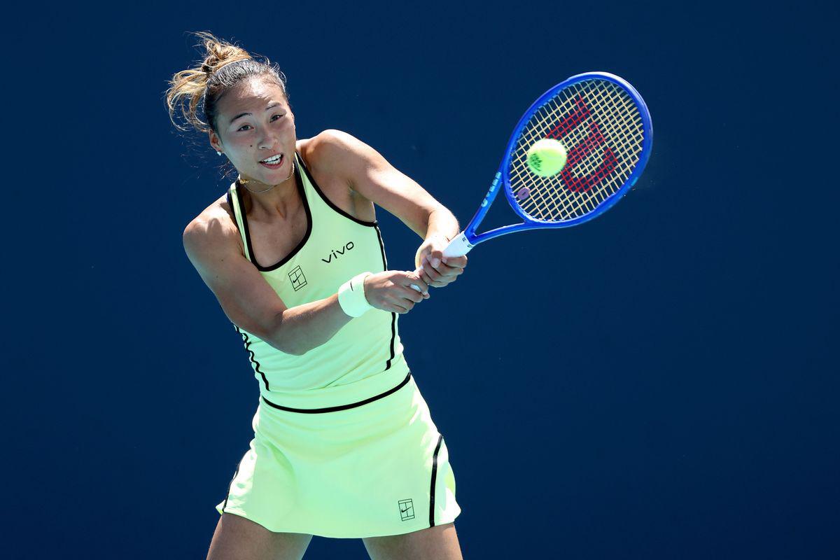 郑钦文查尔斯顿止步八强：右肘拉警报，法网红土路还有多长？