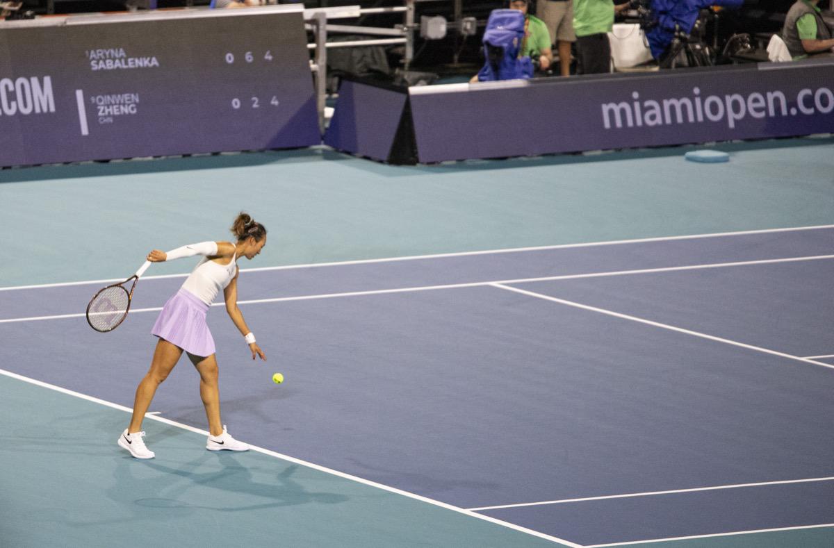 郑钦文最新伤情：流感迪拜退赛，阳光双赛能否重返WTA前十？