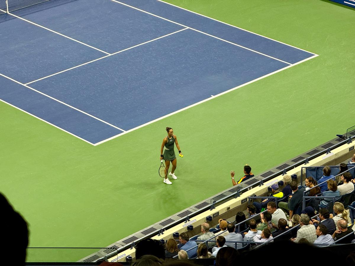 郑钦文迈阿密首进四强：三次破发点差点翻盘萨巴伦卡