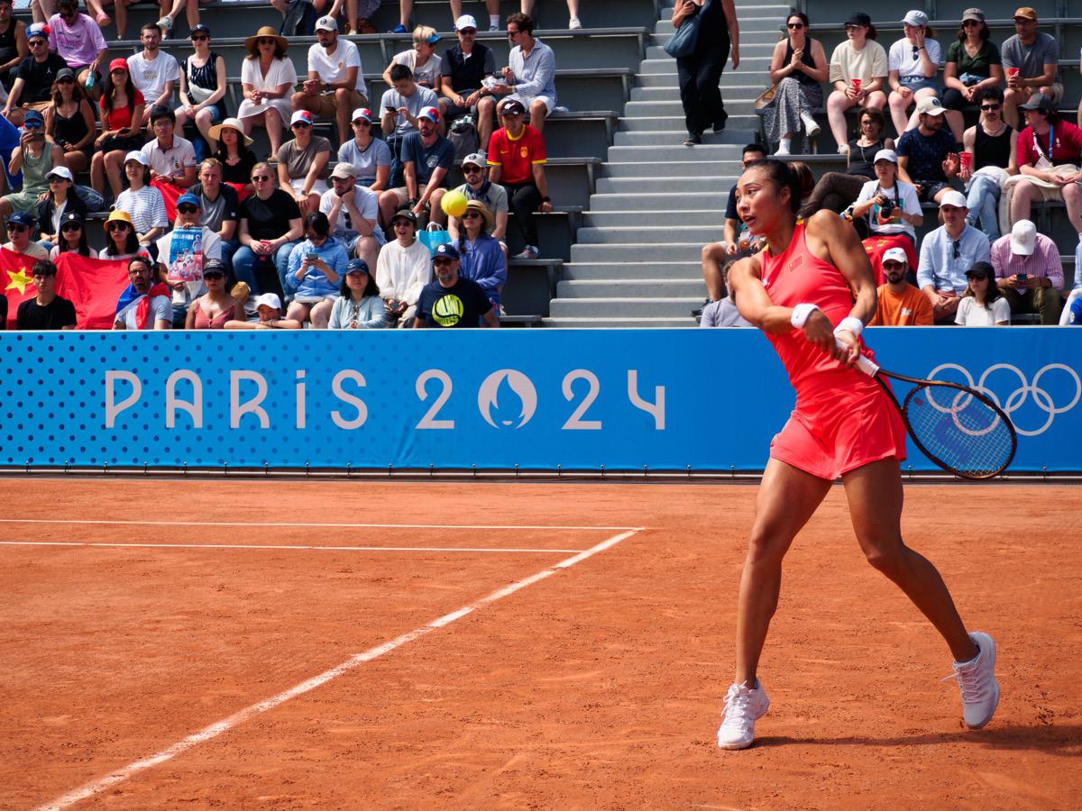 郑钦文排名跌至37：硬地季后遗症，红土能否触底反弹？